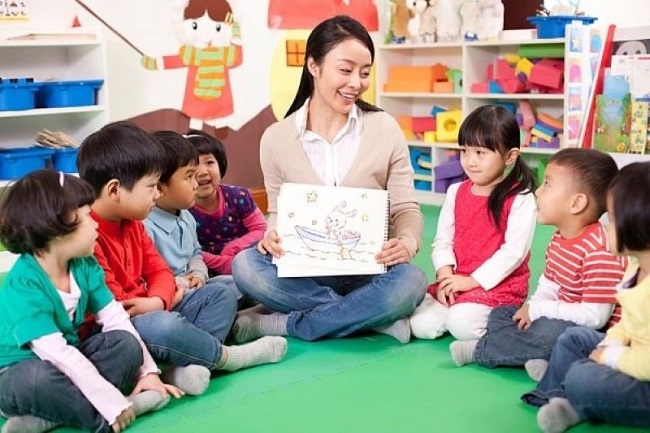 Giáo viên tốt nghiệp từ trường Việt Hàn tự tin khi giao tiếp với trẻ. 